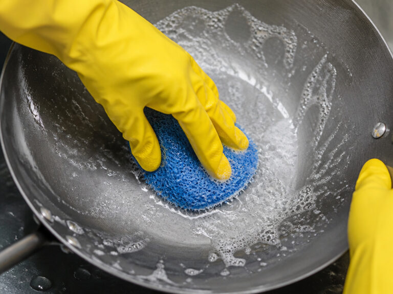 How Do You Clean a Seasoned Wok: Protect the Patina & Avoid Rust